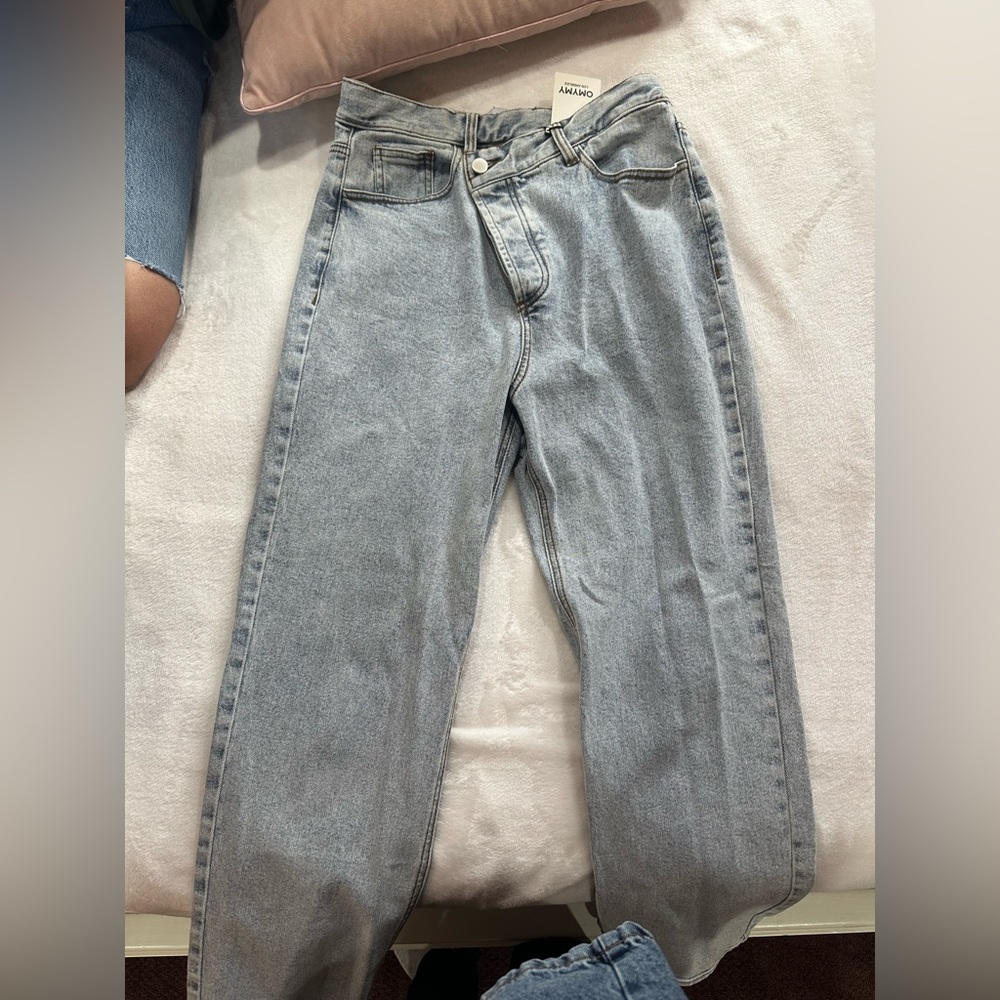 Light wash crisscross waist jeans